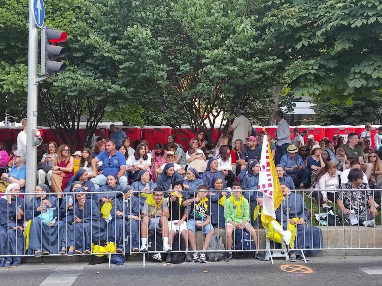 Jóvenes peregrinos con mochilas y esterillas en fila para ingresar a la misa del Papa León XIV en Madrid