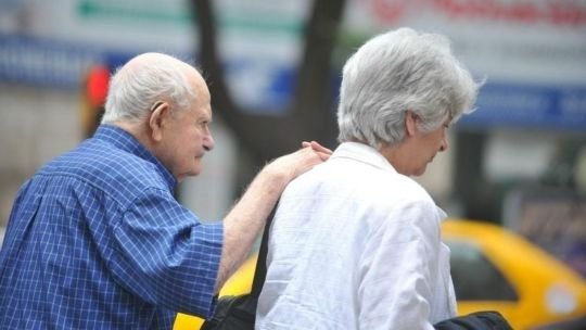 Persona mayor caminando por la calle en la Ciudad de Buenos Aires