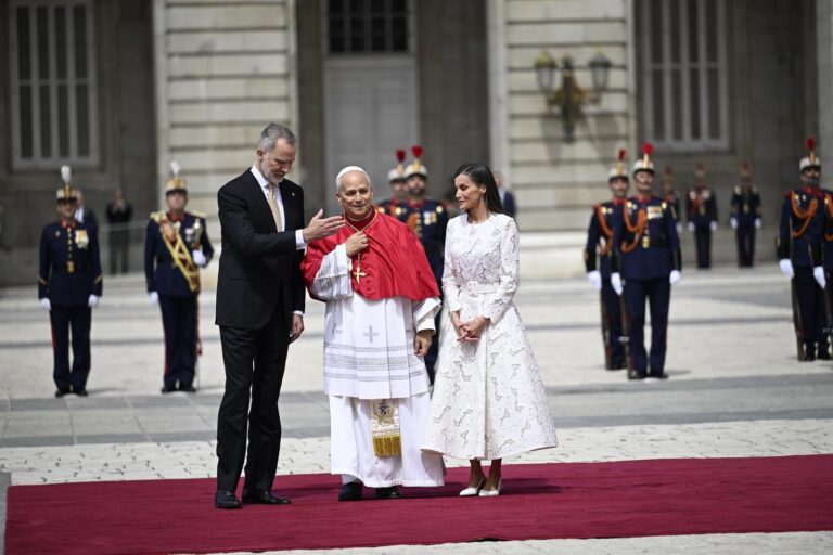 León XIV saluda a los Reyes Felipe VI y Letizia en la Plaza de la Armería del Palacio Real de Madrid