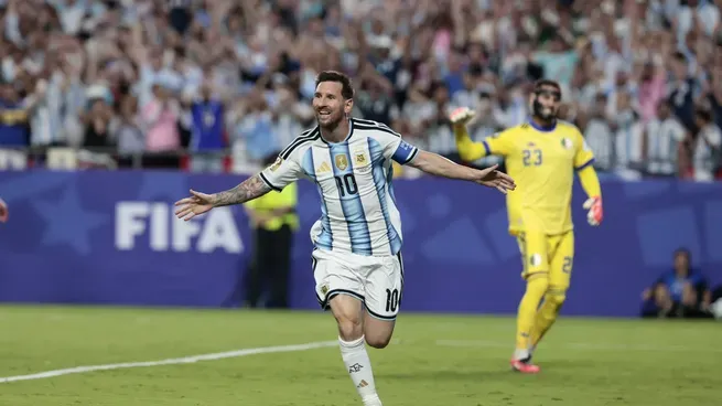 Lionel Messi con los botines Adidas F50 durante el partido Argentina vs Argelia en el Mundial 2026