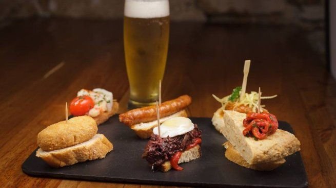Platitos variados en una mesa de bar en Buenos Aires