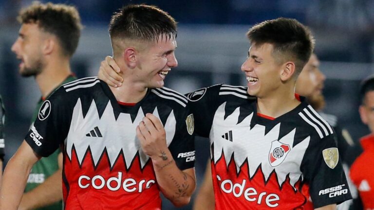Franco Mastantuono y Claudio Echeverri con la camiseta de River Plate en un partido amistoso en Pilar