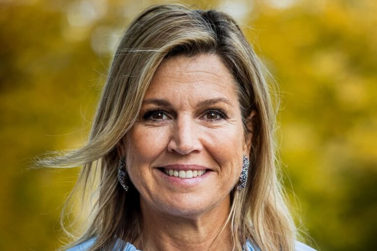 Máxima Zorreguieta sosteniendo un balón de fútbol celeste y blanco durante la inauguración del programa La lesión invisible en Voorburg