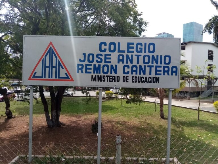 Fachada del Colegio José A. Remón Cantera en San Francisco, Panamá
