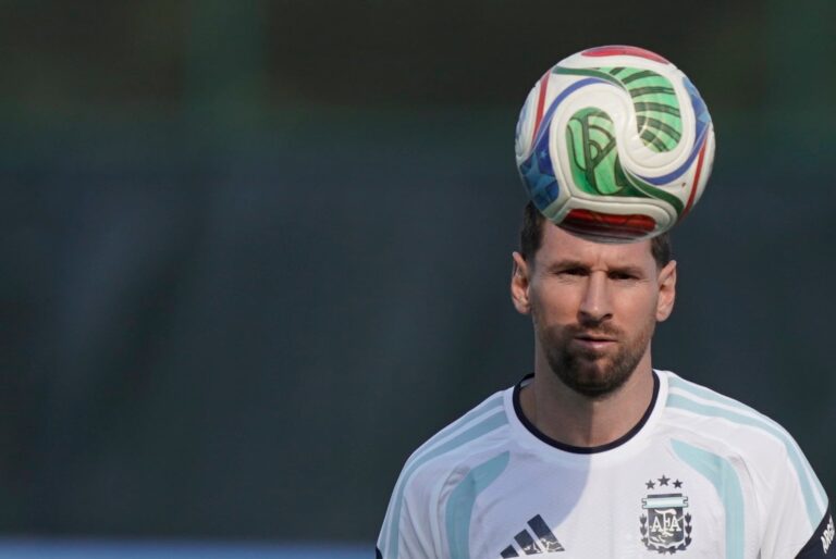Lionel Messi con la camiseta de la selección argentina durante un entrenamiento previo al Mundial 2026