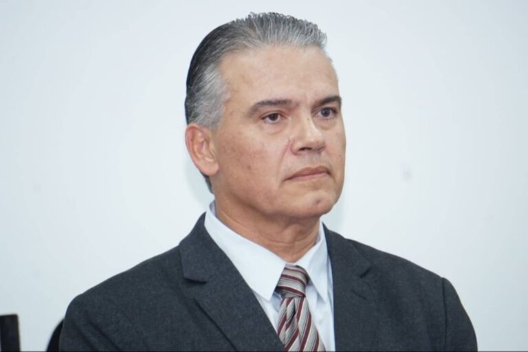Ministro de Defensa de Bolivia Ernesto Justiniano en acto de reconocimiento a las Fuerzas Armadas en el Colegio Militar
