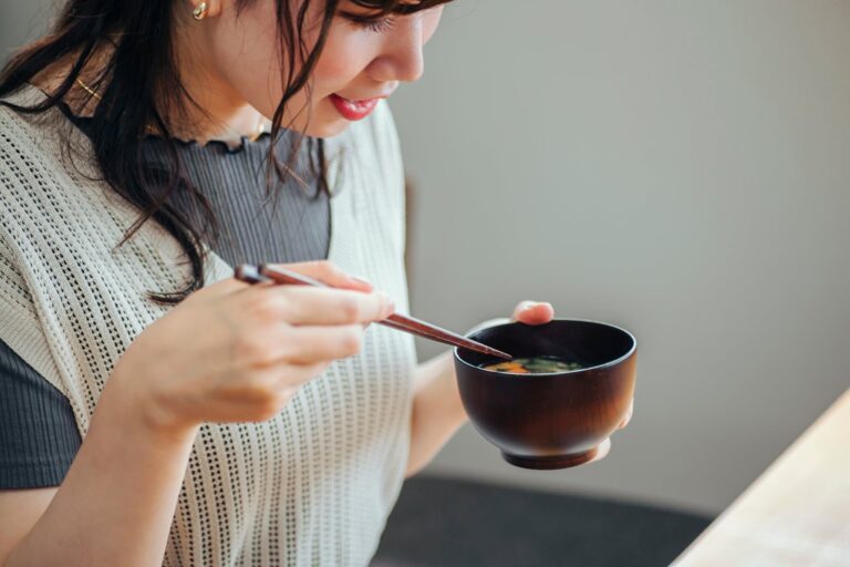 Miso en un bowl con cuchara de madera