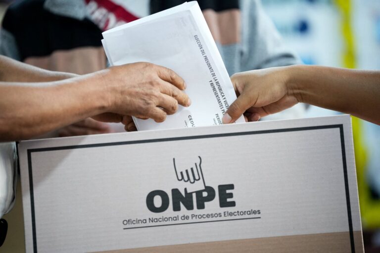 Persona completando un formulario de dispensa electoral en una computadora