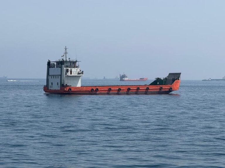 Barco navegando por el Estrecho de Ormuz