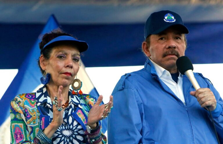 Bandera de Nicaragua junto a bandera de Estados Unidos