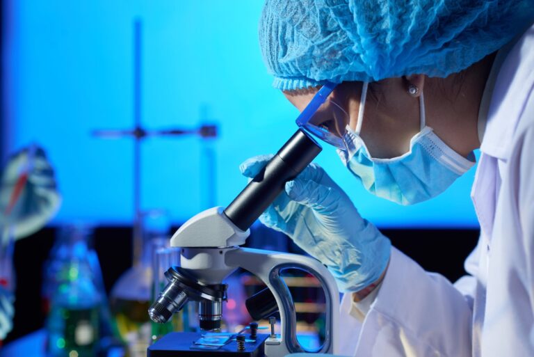 Microscopio y muestras de laboratorio en investigación oncológica