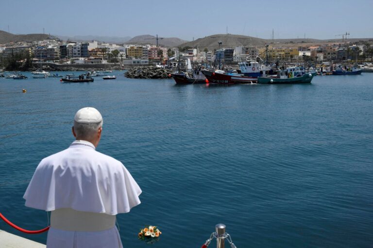 Papa León XIV en misa multitudinaria en el Estadio de Gran Canaria