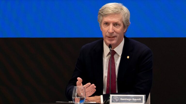 Santiago Bausili, presidente del BCRA, durante una conferencia de prensa