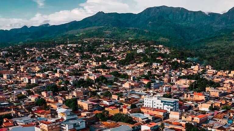 Vista de Tarapoto con cielo nublado