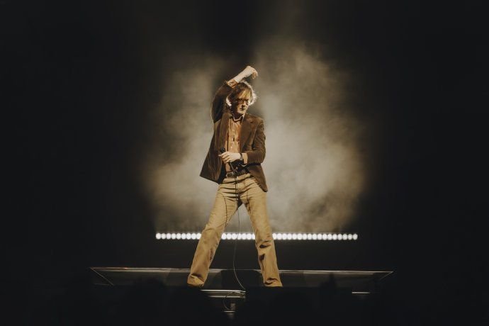 Jarvis Cocker en el escenario del Movistar Arena durante el concierto de Pulp en Buenos Aires