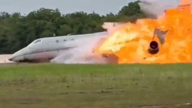 Columna de humo negro sobre la pista del Aeropuerto Internacional de La Romana tras la explosión de un jet privado