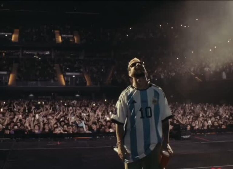 Ricardo Arjona durante presentación musical
