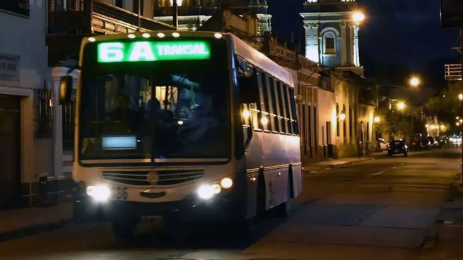Colectivos urbanos en la calle durante la crisis del transporte público en Salta