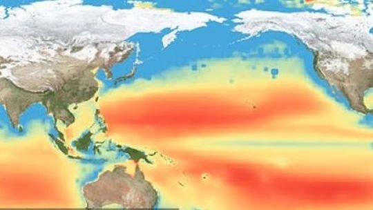 Imagen satelital del océano Pacífico mostrando anomalías térmicas detectadas por la NASA