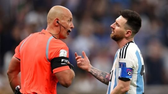 Árbitro Szymon Marciniak durante un partido de fútbol