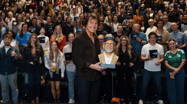 Tom Cruise, Dakota Fanning y Colin Farrell sosteniendo un busto de Steven Spielberg en el estreno de Disclosure Day