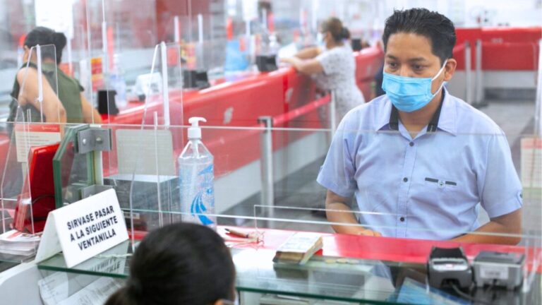 Trabajadores públicos en fila en el Banco de la Nación