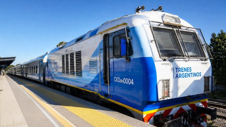 Tren expreso Sarmiento en estación Once