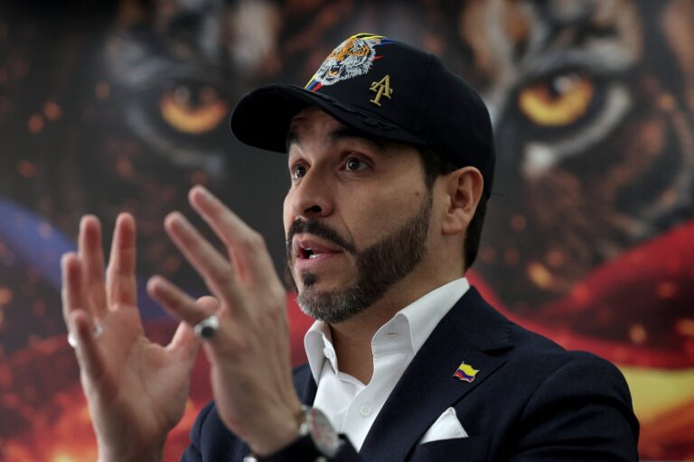 Abelardo de la Espriella con bandera de Colombia