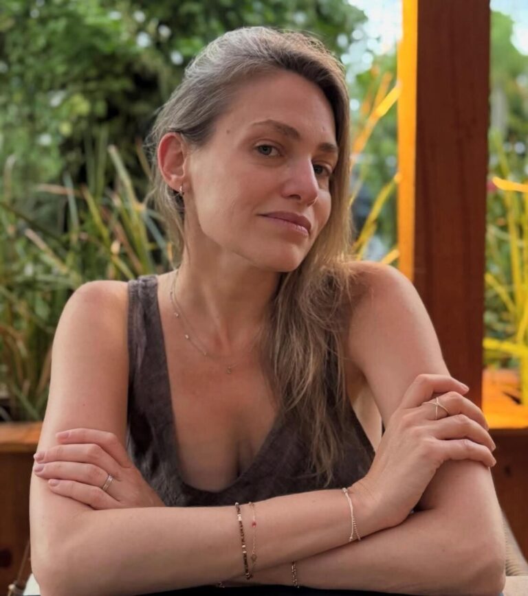 Valeria Groisman, escritora y periodista, en una librería